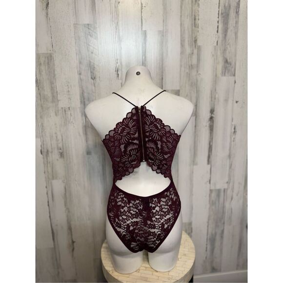 Windsor laced red bodysuit - Picture 5 of 9